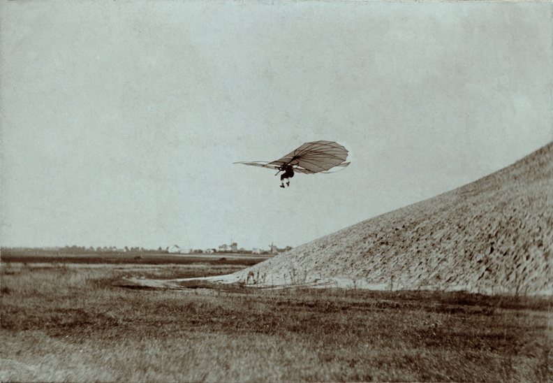 Otto Lilienthal gliding experiment