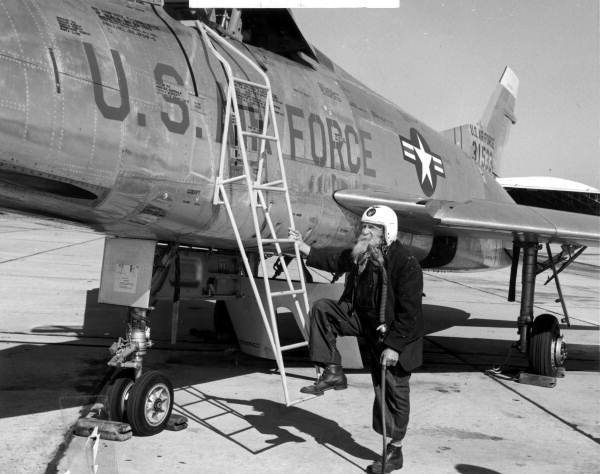 Bill Lundy, Florida?s last Civil War veteran posed with a jet fighter in 1955